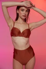Bombacha de bikini Tailandia de tiro alto, color marrón, con diseño de cortes laterales en el delantero.