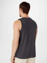 Musculosa blanca de corte recto y cuello redondo.