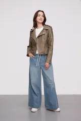 Chaqueta tipo biker de eco cuero color verde seco, con solapas con muesca, cierre asimétrico con cremallera y mangas largas con puños con cremallera.