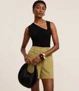 Short sastre de cintura alta color verde militar, con frisos delanteros, doble trabillas, cierre tradicional con botones dobles y bolsillos falsos traseros. Marca Cortelle.
