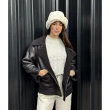 Campera gamulán negra para mujer, con cuello solapa, bolsillos frontales aplicados y forro interno de corderito sintético.