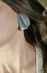 Aros de diseño minimalista en color plateado, con forma curva y acabado satinado.