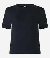 Blusa básica de cuello redondo y manga corta con detalle de dobladillo plegado. Confeccionada en tejido de viscosa con spandex, ofrece un ajuste cómodo y versátil.