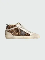 Zapatillas Golden Goose modelo Mid Star con diseño de caña media, confeccionadas en piel con estampado de leopardo y detalles en gamuza beige. Presentan una estrella lateral en color negro, cordones en tono neutro y suela con efecto desgastado.