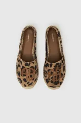 Alpargatas de lona con estampado animal print, suela de yute trenzado y detalle del monograma en el empeine.