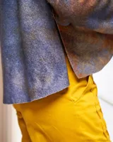 Buzo de lana merino afieltrada color gris con teñido artesanal tie dye en forma de luna. Cuello alto cruzado y aberturas laterales.
