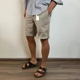 Bermuda de gabardina azul marino con bolsillos laterales y traseros.