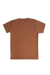 Remera marrón con estampa de edificio en blanco y negro y texto en negro.