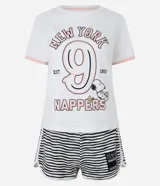 Conjunto de pijama compuesto por una remera de manga corta blanca con estampa de Snoopy y Woodstock, y un short de rayas horizontales con cintura elástica.