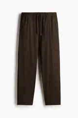 Pantalón marrón de corte regular fit en mezcla de algodón, con cintura elástica y cordón de ajuste, bolsillos al bies y piernas rectas.