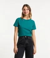 Remera básica de manga corta y cuello redondo, confeccionada en algodón liso de color verde.