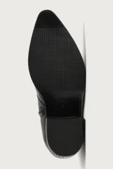 Bota de piel color negro con acabado abatanado, caña corta, punta fina y tacón cuadrado a tono.