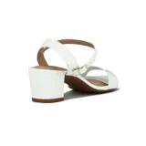 Sandalia de mujer color blanco, con taco ancho y bajo, tira ancha en la parte delantera del pie y tira fina ajustable con hebilla en el tobillo.