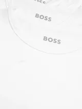 Remera de cuello redondo y manga corta, confeccionada en tejido de bambú suave y ligero. Presenta un corte ajustado y diseño minimalista.