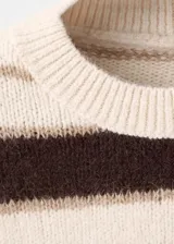 Chaleco de punto a rayas horizontales en tonos beige, tostado y marrón oscuro, de cuello redondo y corte holgado sin mangas.