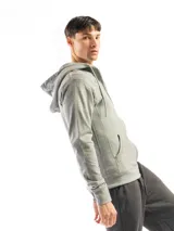 Canguro naranja de felpa con capucha y cierre frontal.