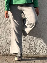 Pantalón tipo palazzo de tiro alto, confeccionado en viscosa elastizada. Presenta un diseño holgado con bolsillos laterales y una faja ancha en la cintura para mayor ajuste y comodidad.