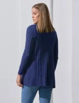 Cardigan abierto de tejido acanalado, con mangas largas y diseño recto. Presenta una textura de canalé vertical y terminaciones en punto elástico en los puños y el ruedo.