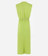 Vestido midi verde con cuello redondo y hombreras. Incluye cinturón de cordón a juego.