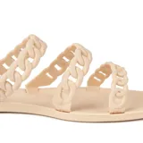 Sandalias planas tipo ojota color beige, con tres tiras superiores de diseño entrelazado imitando eslabones de cadena.