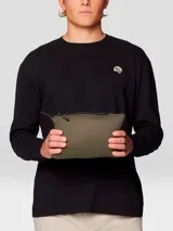 Campera técnica de plumón con diseño acolchado elástico, cuello alto y cierre frontal completo. Cuenta con bolsillos laterales con cierre y puños con terminación elástica para mayor ajuste.