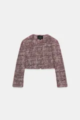 Chaqueta corta de tweed de Zara Woman Collection, en tonos bordó y multicolor, con cuello redondo, manga larga con botones en los puños y cierre frontal cruzado.