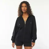 Buzo negro con capucha y cierre frontal con cremallera.