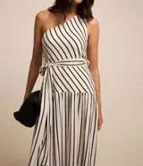 Vestido midi blanco con rayas verticales negras, escote asimétrico de un solo hombro, lazo en la cintura y falda acampanada.