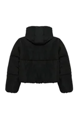 Campera puffer color verde militar, acolchada, con capucha y cierre frontal de cremallera.