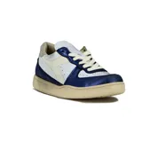 Championes Diadora Heritage de corte urbano, diseño combinado en blanco, azul metalizado y suela desgastada estilo vintage.
