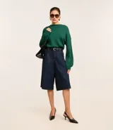 Blusa de mangas largas color verde esmeralda, confeccionada en tejido de punto con viscosa sostenible, cuello redondo y rib en puños y bajo.