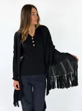 Pashmina de punto color negro con diseños calados y terminación de flecos largos en los extremos.