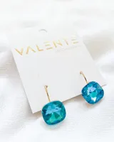 Aros colgantes con gancho dorado y dije cuadrado facetado color turquesa.