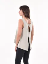 Musculosa deportiva de mujer color verde militar, con cuello redondo y diseño holgado.