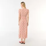 Vestido midi de color blanco con estampado floral rojo, escote en V con botones frontales, mangas cortas y corte entallado en la cintura.