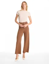 Pantalón wide leg de tiro alto, color marrón, con pretina con pasadores, cierre frontal con botón y bolsillos delanteros y traseros.