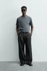 Remera color arena de corte recto, cuello redondo y mangas cortas.