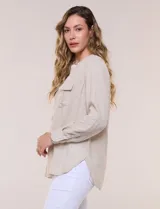 Blusa de lino de la marca Dash, color beige, con cuello mao y escote en V con botones frontales. Cuenta con bolsillos plaqué con solapa en el pecho y mangas largas con sistema para arremangar.