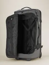 Valija gris con ruedas, manija extensible y correas de ajuste externas.