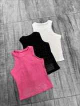 Musculosa de morley con strass, sin mangas y cuello redondo.