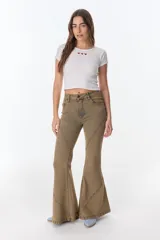 Pantalón de jean acampanado azul con diseño de paneles y costuras a la vista.