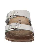 Sandalia de dos tiras con hebillas metálicas ajustables, confeccionada en cuero color gris claro. Cuenta con plantilla anatómica de cuero y suela de poliuretano con efecto corcho.