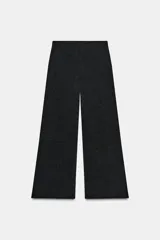 Pantalón de tiro medio, color gris oscuro jaspeado, con cintura elástica interior y pierna ancha.