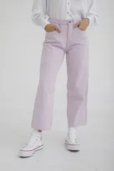 Pantalón de jean color amarillo pastel, de corte recto y tiro medio, con diseño de cinco bolsillos y cierre frontal con botón y cremallera.