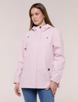 Gabardina estilo parka impermeable de color beige, con capucha fija con cordón ajustable, cierre frontal oculto con broches y bolsillos laterales.