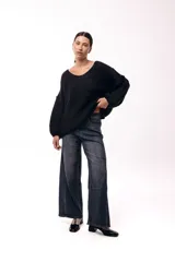 Sweater de punto de textura liviana con escote amplio y mangas largas levemente abullonadas. Presenta un calce relajado y holgado.