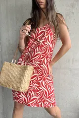 Vestido corto de tirantes finos con estampado orgánico de hojas en color rojo y blanco, de calce suelto y relajado.
