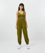 Pantalón jogger verde oliva de algodón con cintura elástica, bolsillos delanteros y tobillos elastizados.