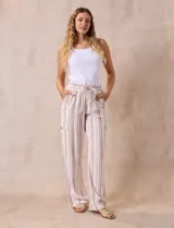 Pantalón cargo de lino color crudo con rayas verticales en tonos rosa y beige. Tiene pretina ancha elastizada con lazo de ajuste, bolsillos inclinados delanteros y bolsillos laterales con botón.