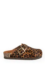 Zueco Austin de cuero con estampado animal print tipo leopardo, diseño destalonado con hebilla metálica dorada lateral y suela de corcho con base de goma.